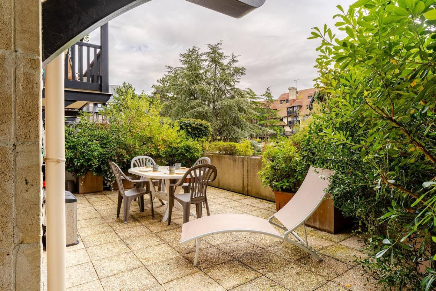 Cote Jardin - Terrasse, Calme Et Cosy Deauville